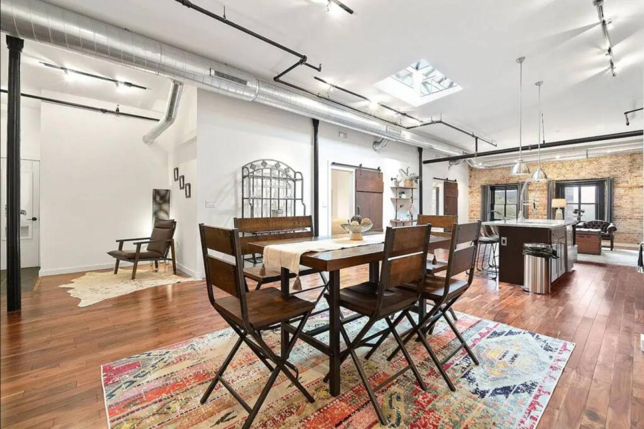 Luxurious Million Dollar Penthouse With Elevator And Parking *