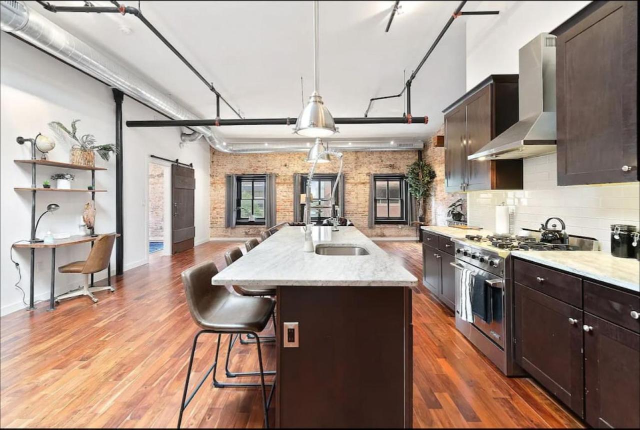 Luxurious Million Dollar Penthouse With Elevator And Parking *